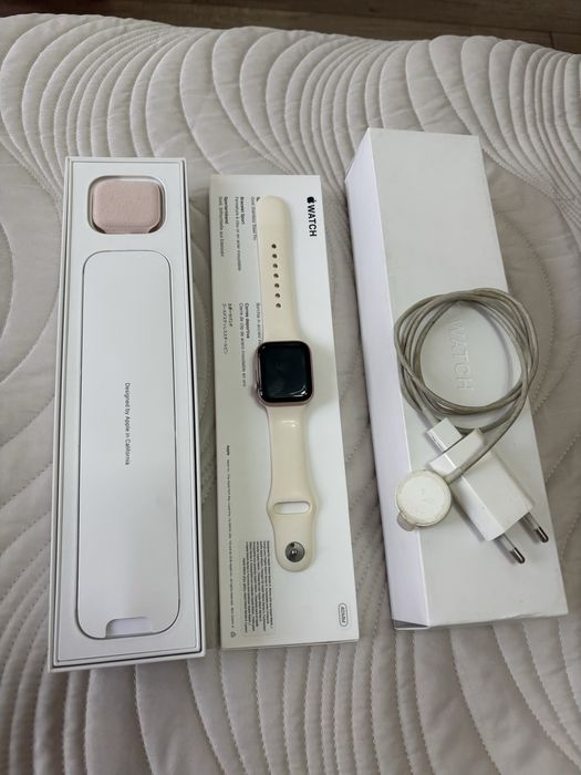 Apple Watch Series 4 GPS 40mm Gold Aluminium Case with Pink