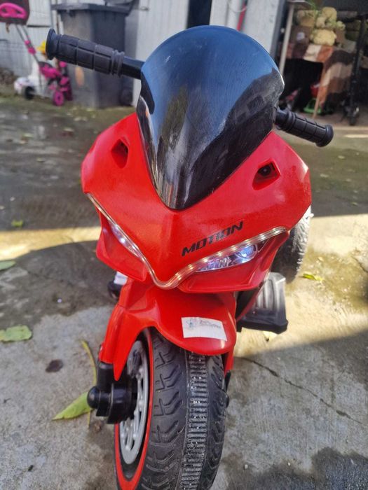 Motocicleta electrica cu 3 roti, pentru copii.