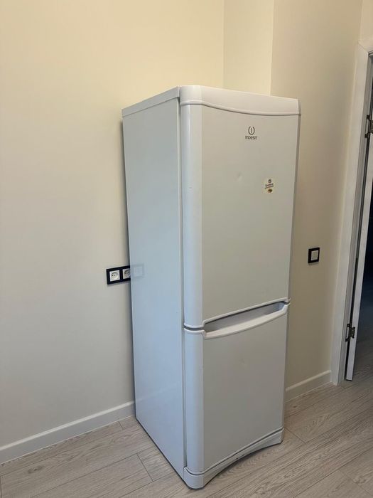 Холодильник Indesit