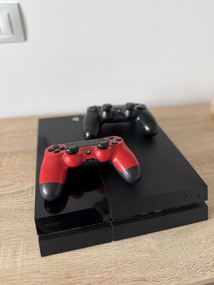 PS4 cu 2 manete si cablu HDMI  + cel pentru PS