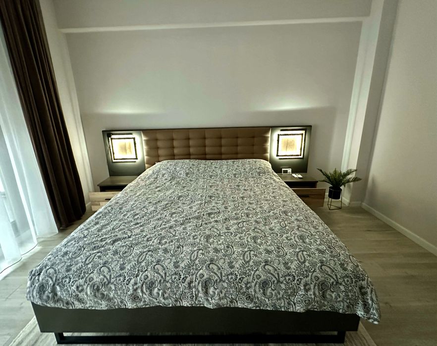 Vând pat matrimonial cu 2 noptiere încorporate si saltea premium