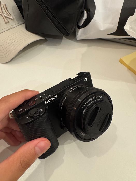 Sony Alpha ZV- E10 4k si Sony E 16-50 mm f3.5-5.6 OSS PZ