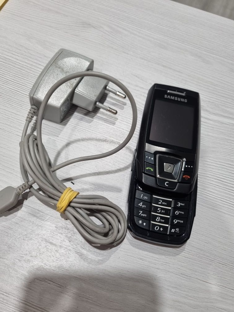 Super telefon pe sina  (  Slide) SGH - E 390 cu încărcător  original