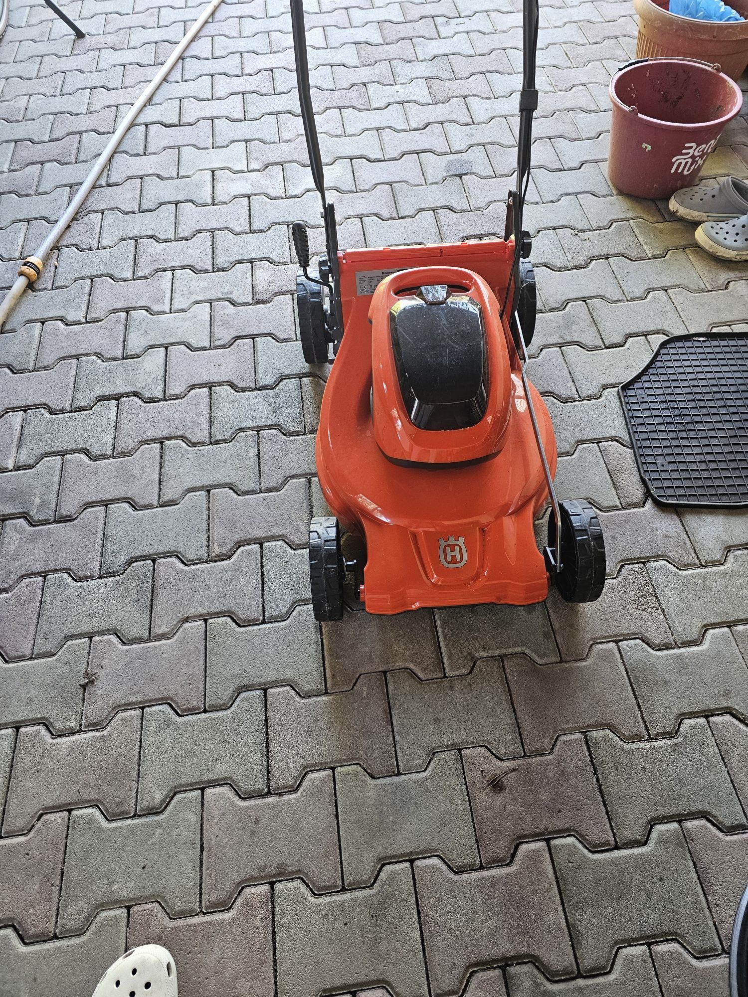 Masina de tuns iarba electic husqvarna