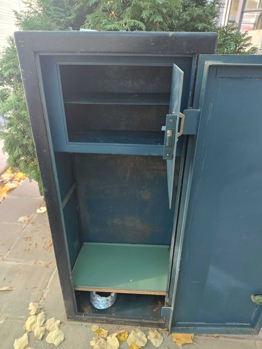 Масивен метален сейф