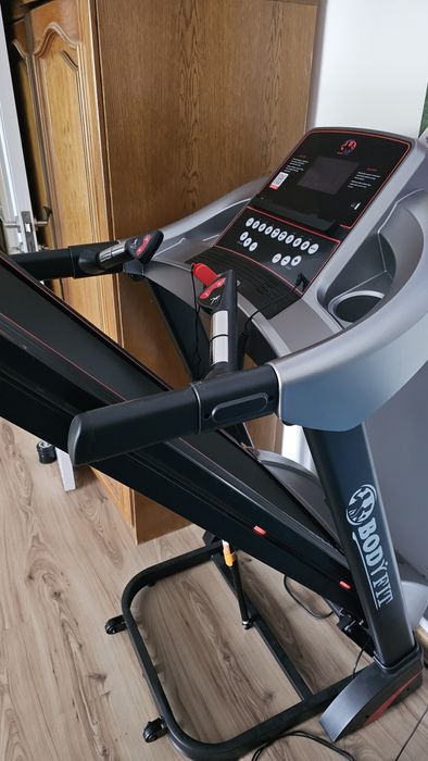 Banda de alergat electrica BodyFit A6000, Motor 3.25 CP, App FitShow,