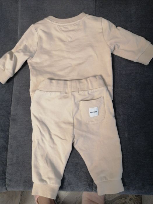 Vând treninguri Tommy Hilfiger bebeluși originale aduse din Germania.