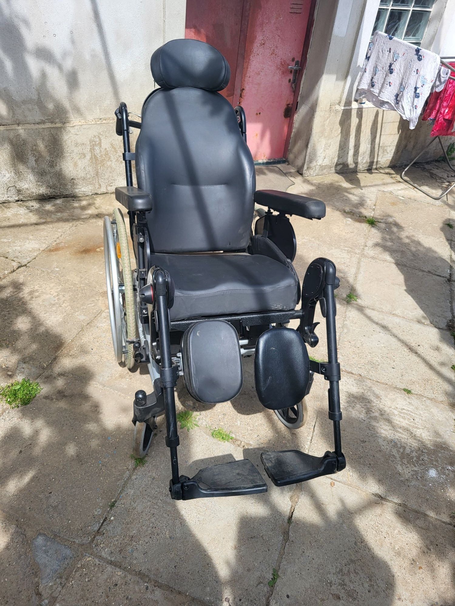 Carucior/fotoliu rulant pt. persoane cu dizabilitati