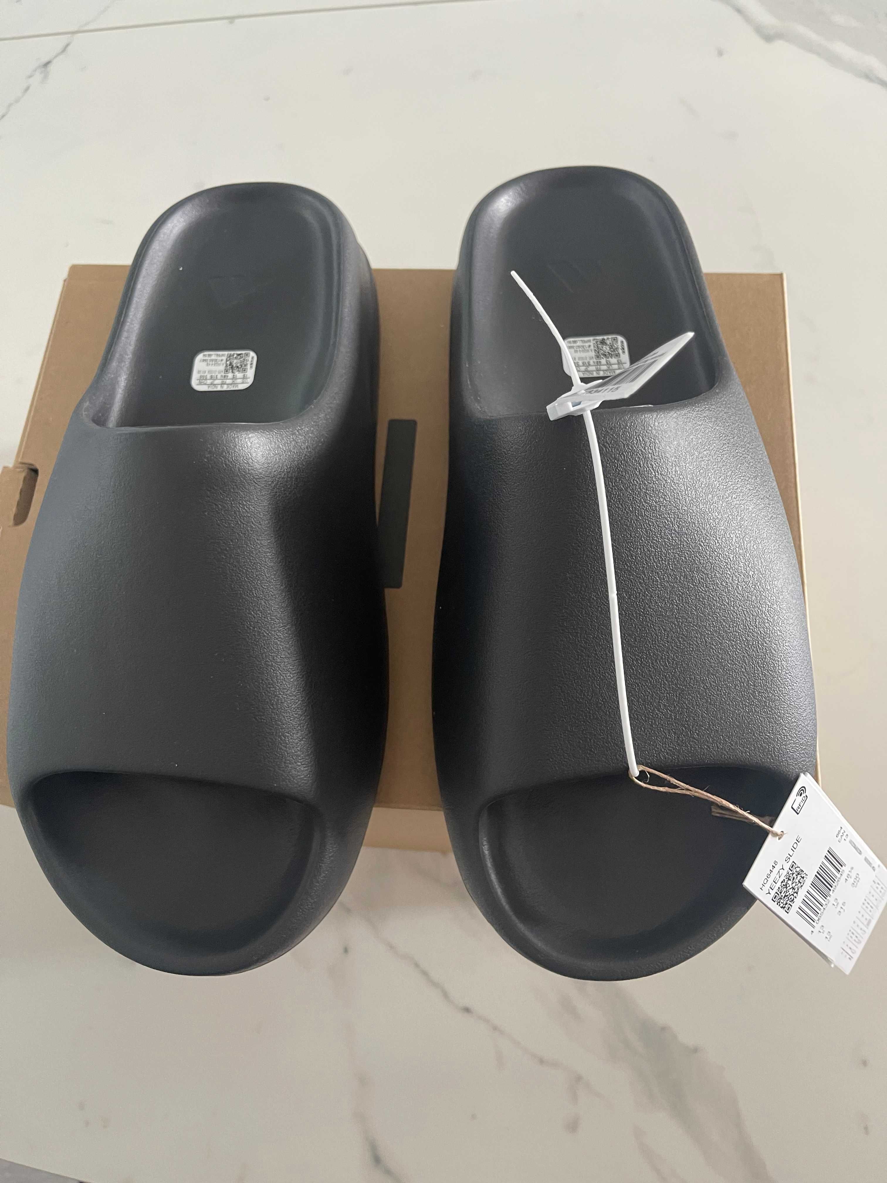 Vând YEEZY Slide Onyx - măsura 48 1/3 (buni pentru cei care poartă 46)