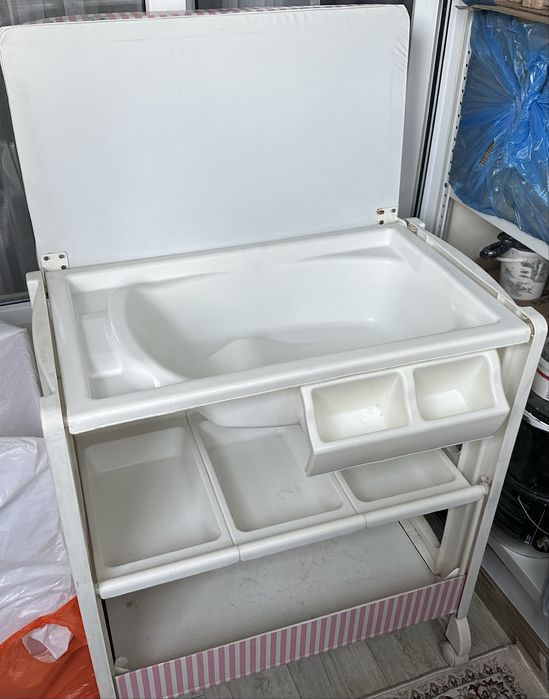 Пеленальный столик + ванна для купания 2в1