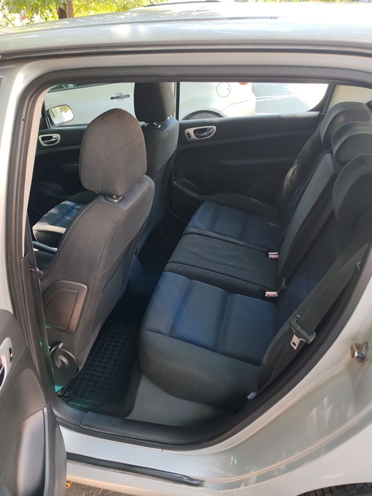 Продавам Пежо 307 SE