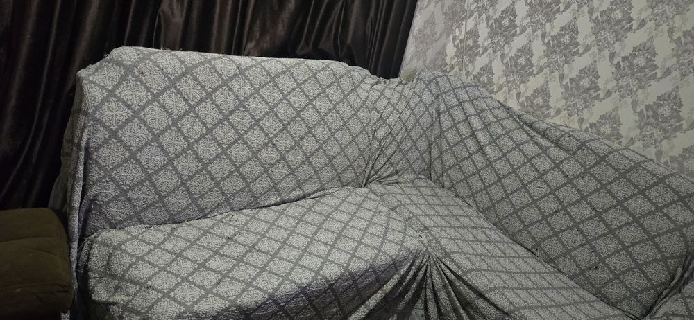 Срочна продаётся уголок хорошим состаяние