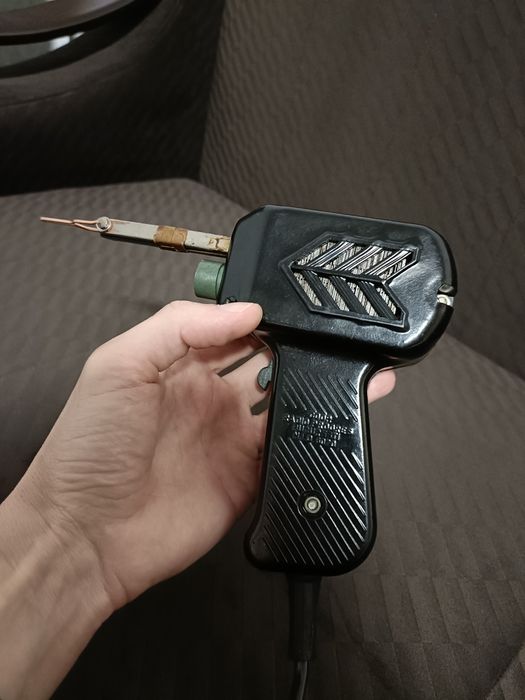 Pistol de lipit românesc