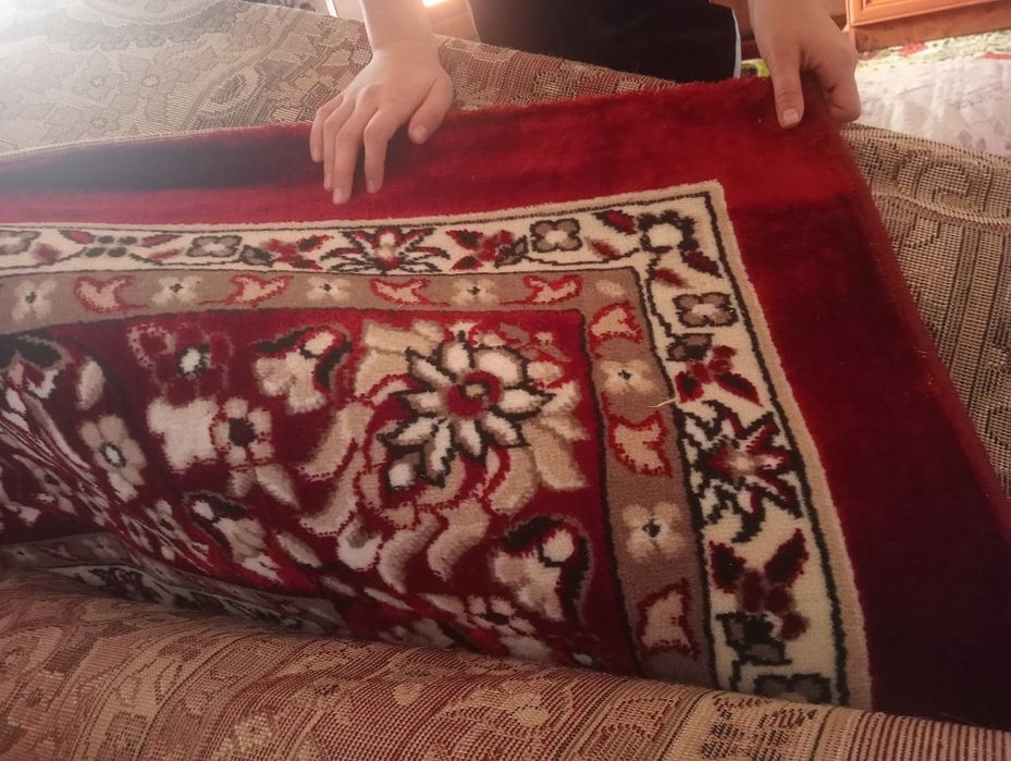 Assalomu alaykum  gilamlar sotiladi 2 ta