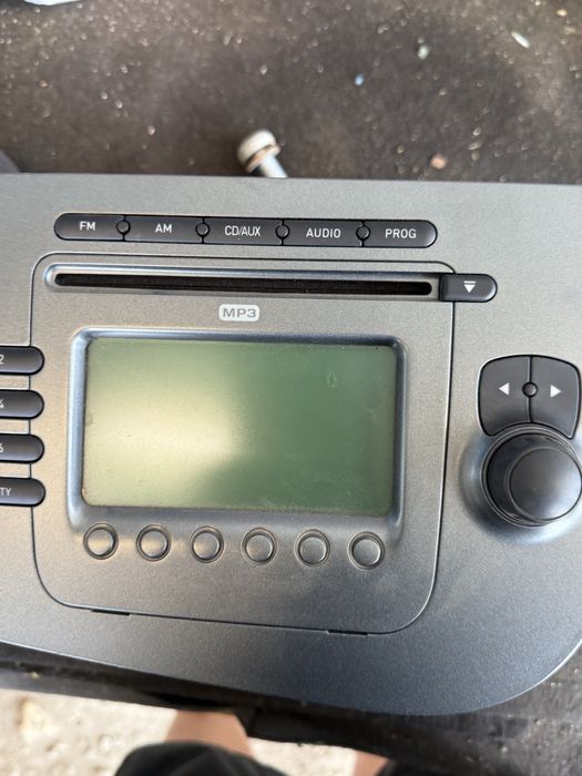 Продавам ориг радио Cd Mp3 VW Seat leon 1P1035186B касетофон медия