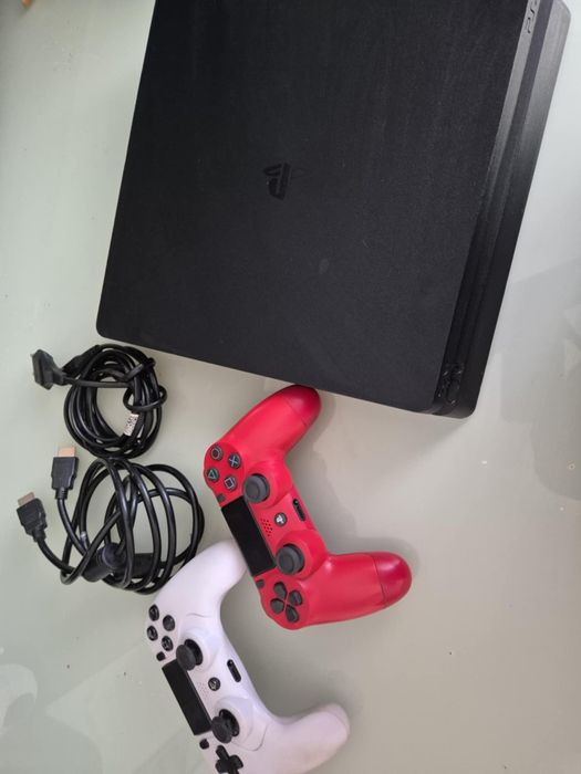 PlayStation 4 cu 2 mânete
