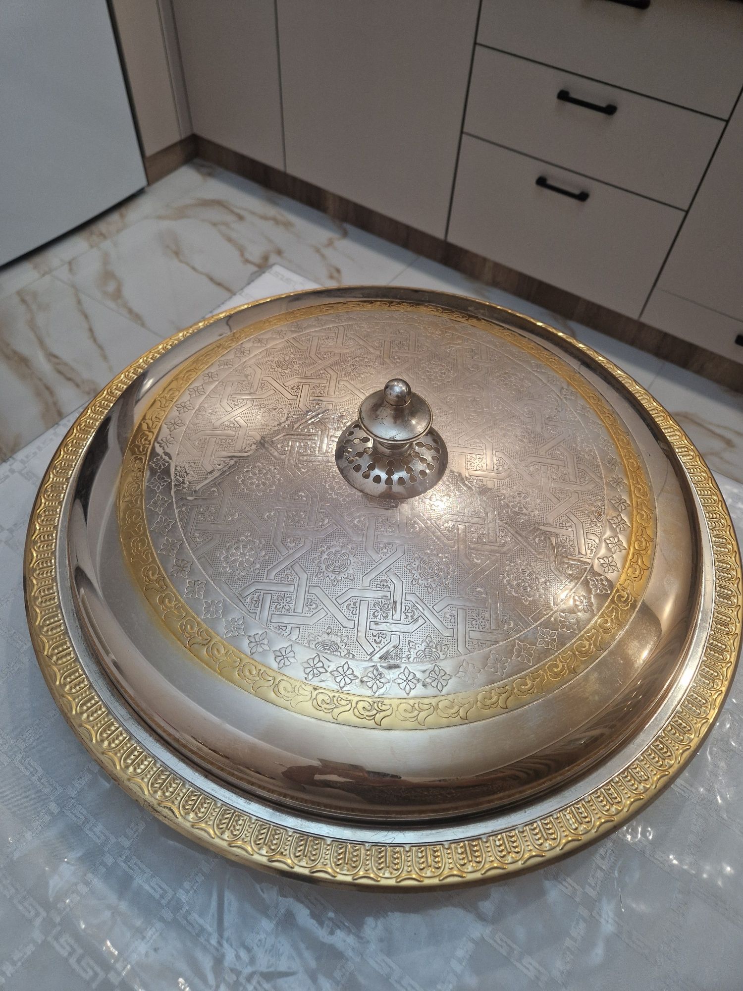 Блюда (ОАЭ) с крышкой