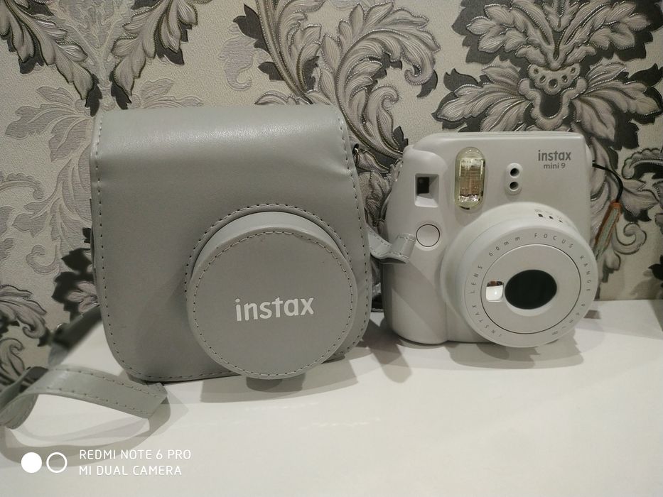 Instax mini 9 новый, в хорошем состоянии, но картриджей нет