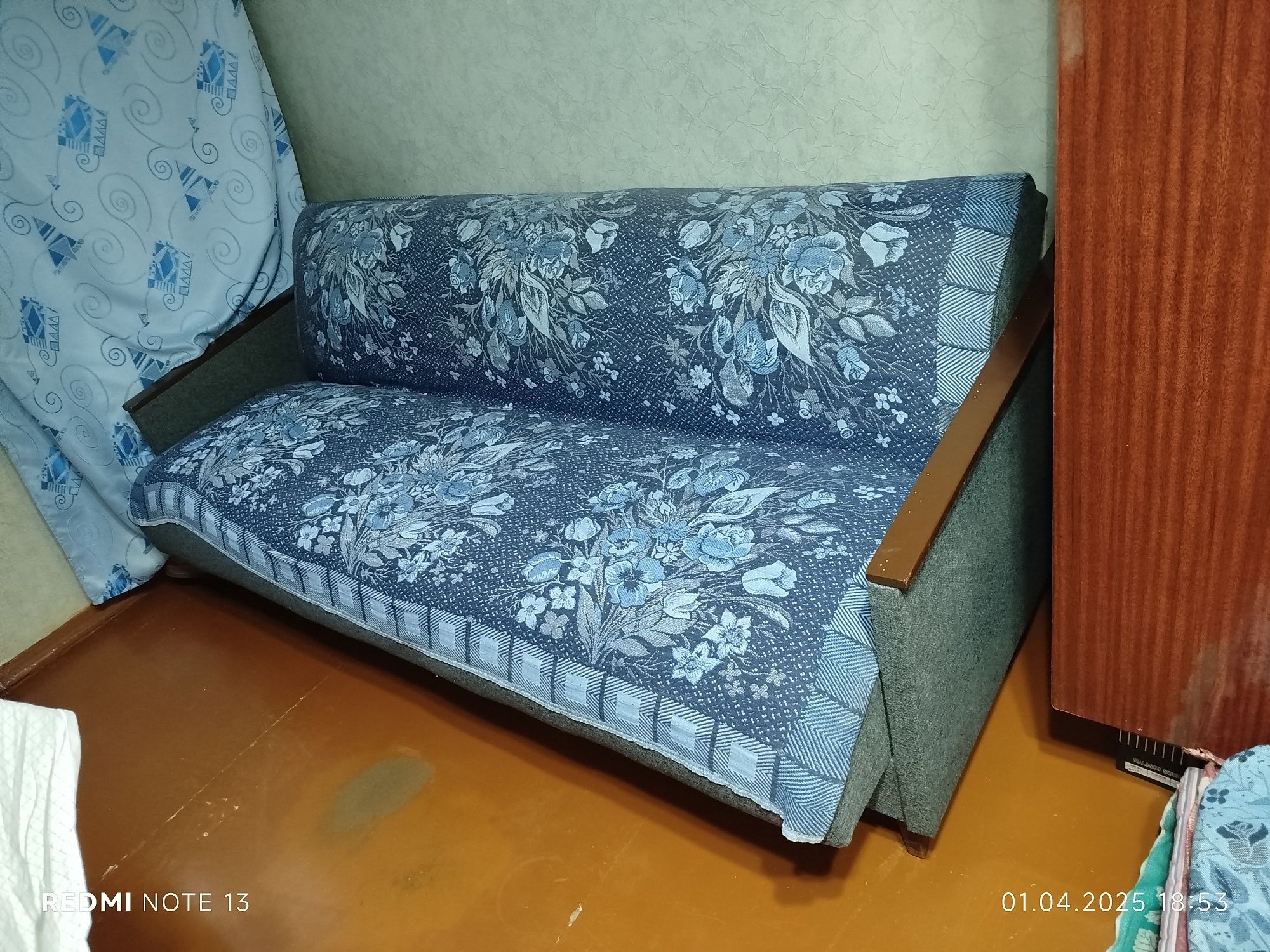 Диван отличный советский прочный.