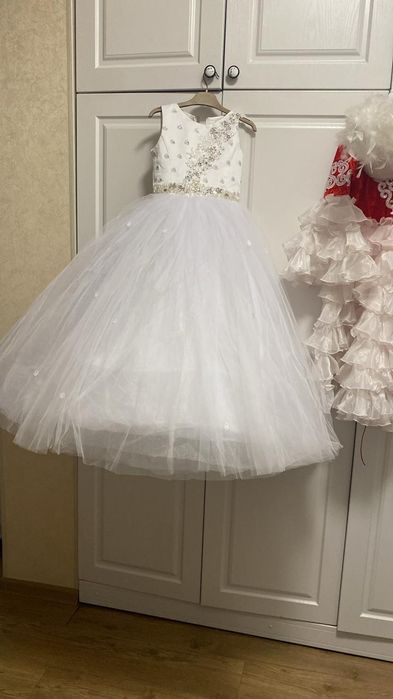 Шикарное белое платье на 8-9 лет