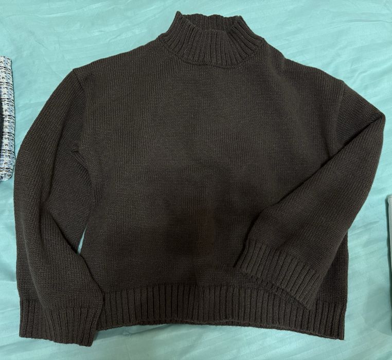 Правя разпродажба на нови и запазени дрехи.