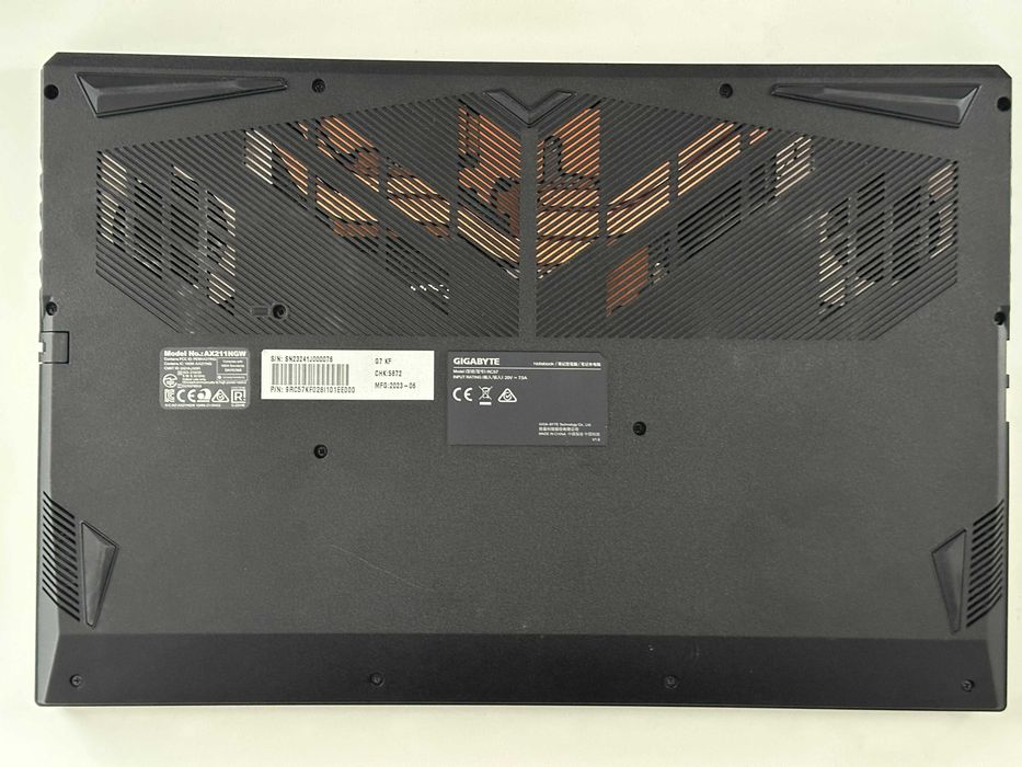 Laptop Gaming GIGABYTE G7 KF, RTX 4060, 32GB RAM, 2TB SSD + Cooler