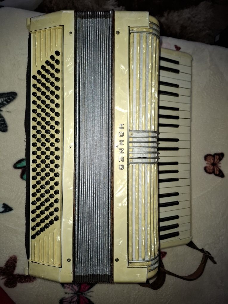 Vând urgent acordeon