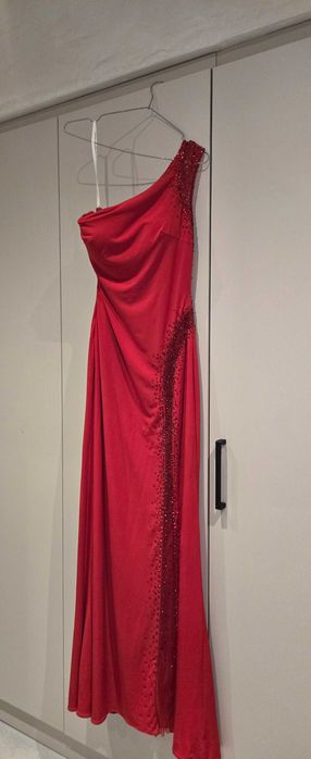 Уникална червена рокля с камъни