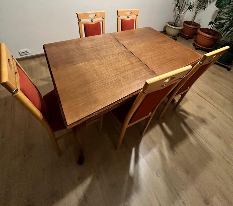 Vând masa cu 5 scaune extensibila