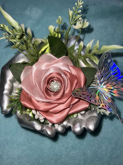 Aranjament cu manute si trandafir