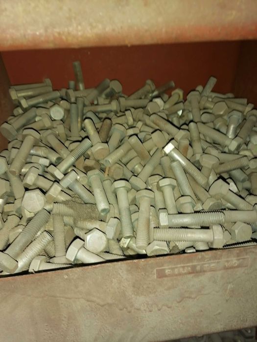 Vând șuruburi și piulițe zincate
