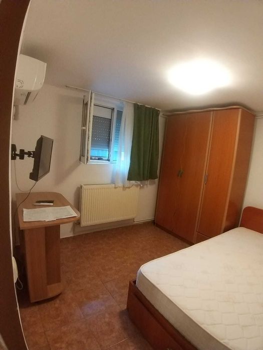 Proprietar, inchiriez garsoniera la curte