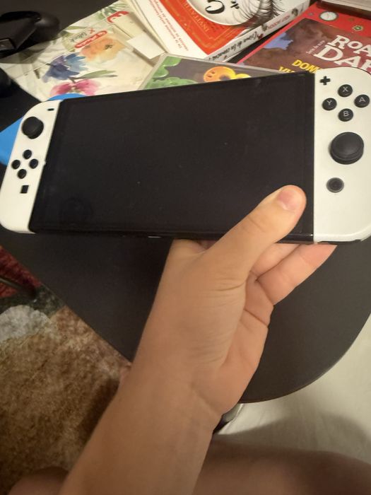 Nintendo Switch OLED + joc luigi mansion 3 nou si huse de joy-cons