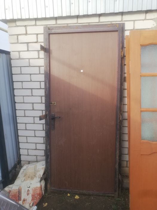 Продам железный дверь от компании Броня состояние отличное.