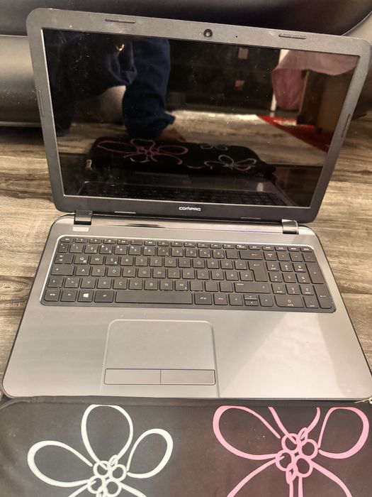 HP Compaq 15,6” – Funcțional + Husă și Încărcător