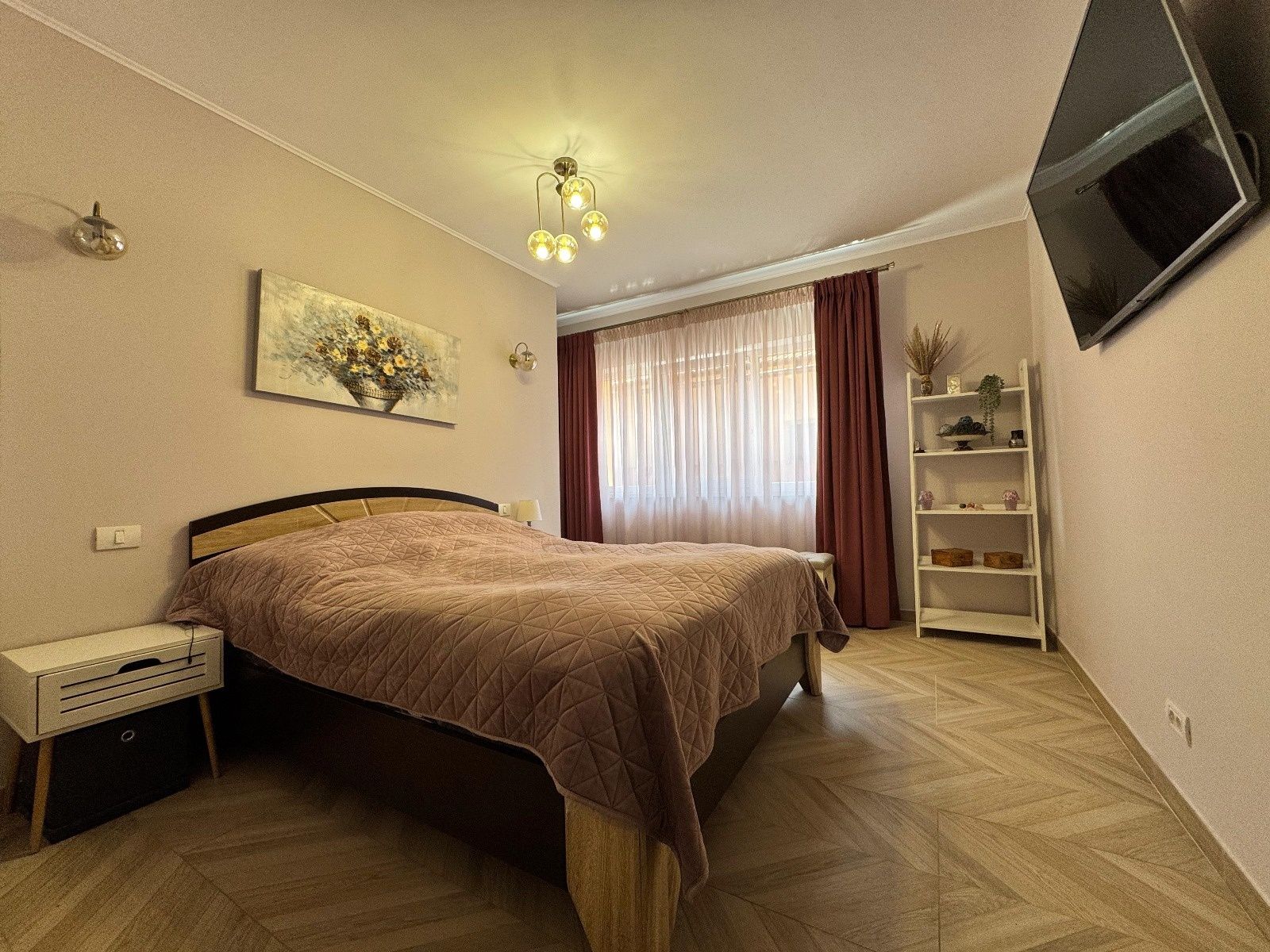 Casa individuala de vanzare in Sanpetru!
Magazie
Poarta automata
Usa g