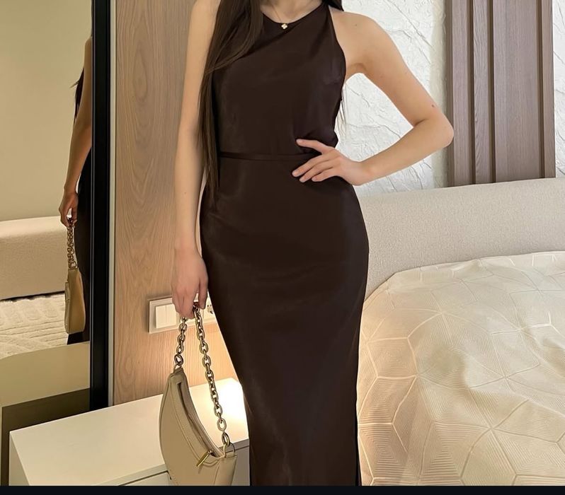 длинное коричневое платье