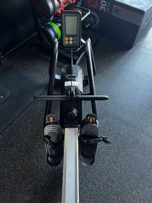 Vând Rowing Machine Matrix - Stare Excelentă, Folosit Puțin