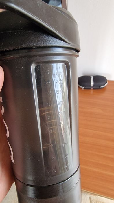 Sticla de shacker cu compartiment