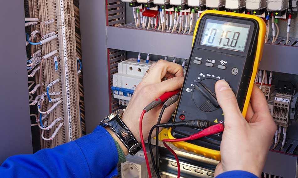 Electrician interventii rapide tablouri sigurante, lumini, prize etc