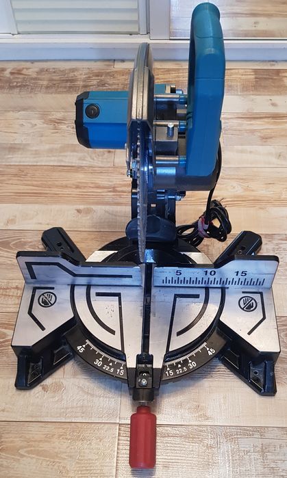 Продаётся торцовочная пила