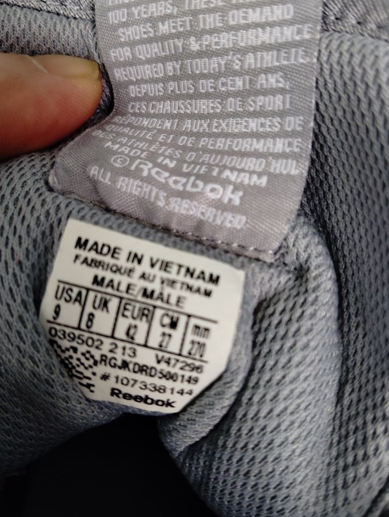 Продавам кецове на Reebok