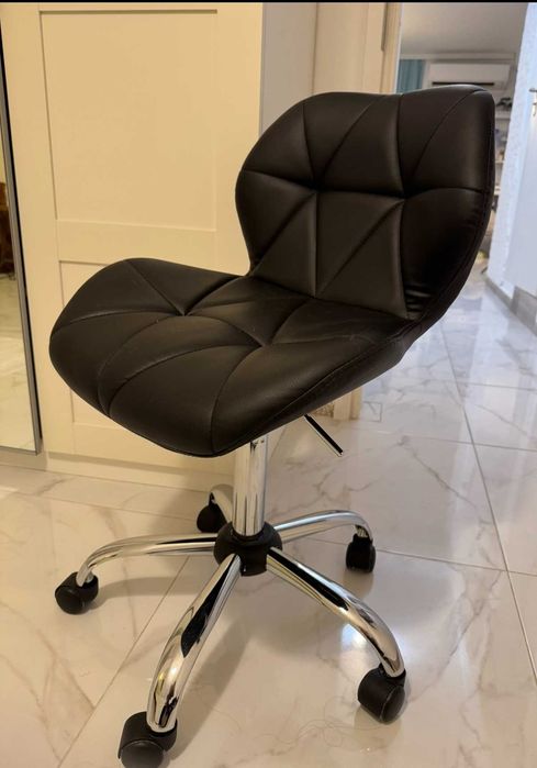 Козметичен стол/ Подходящ е за татуисти, маникюристи и козметолози.