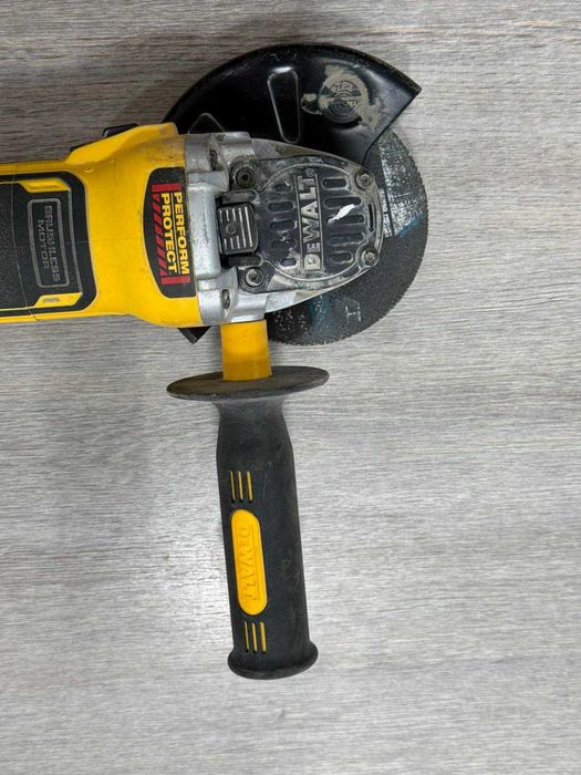 Акумулаторен ъглошлайф DeWALT DCG405