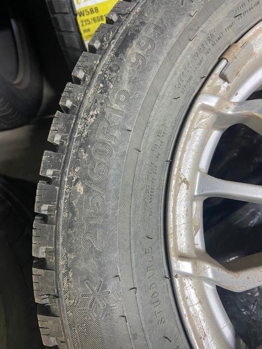 Продам шипованные шины с дисками