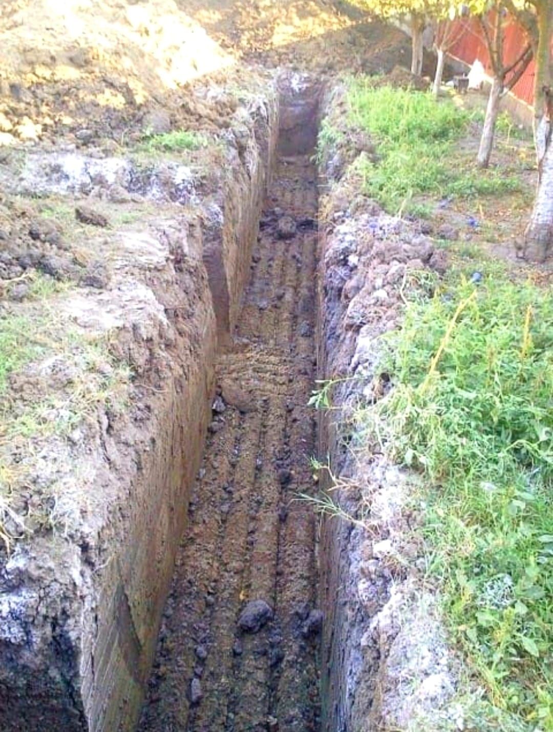 Escavator săpături fundați casă. Gard . Apă, gaze, cabluri electrice.