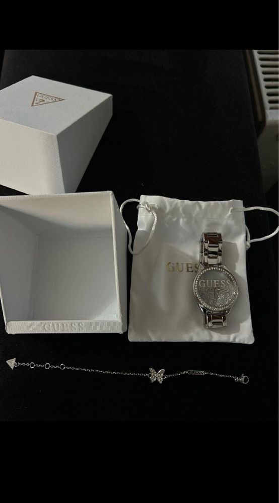 Часовник Guess ЧИСТО НОВ