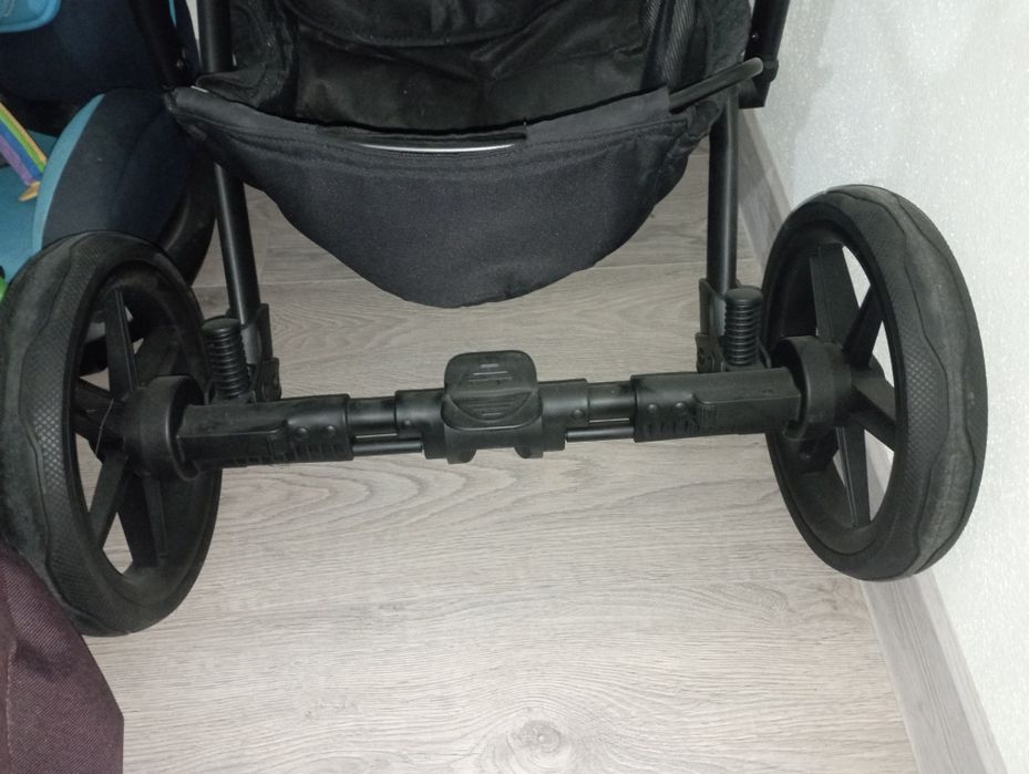Vând cărucior Adamex 3 in 1