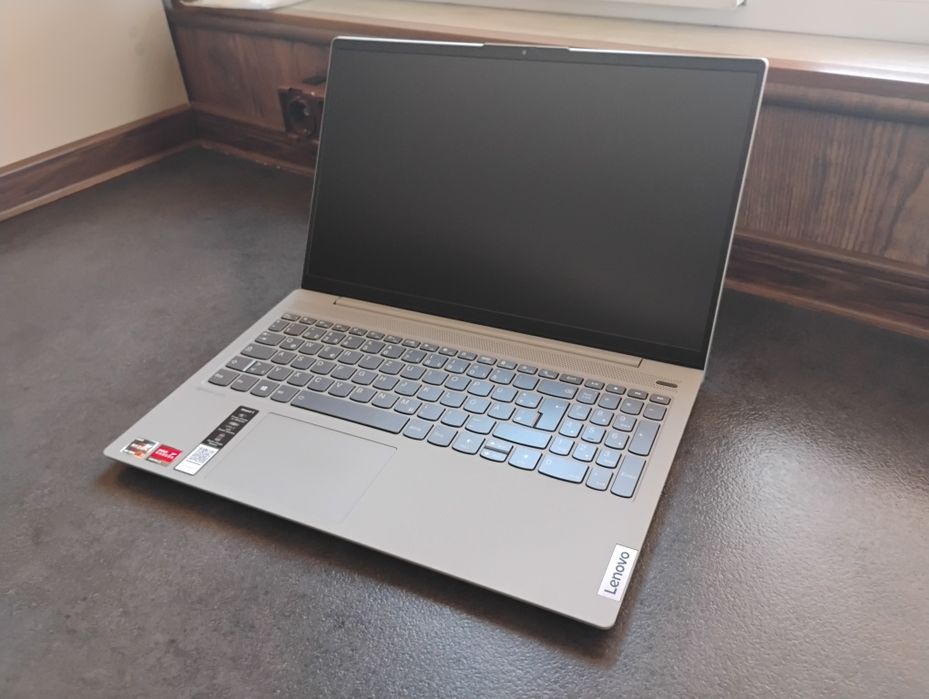 Laptop Lenovo - Ryzen 7 - 4000serie - vega 6 - 16GB