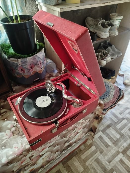 Продам патифон в отличном состояние